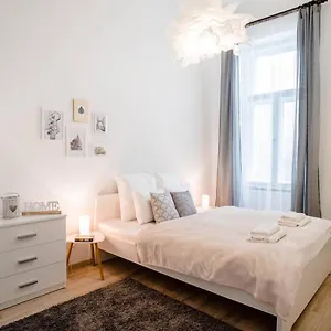Apartment Comfy, Renewed 3 Bedroom In Center, Budapest