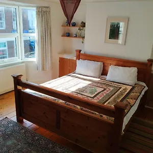 spacious-2-bed-maisonette-near-town-that-sleeps-6.brighton-hotels-england.com/